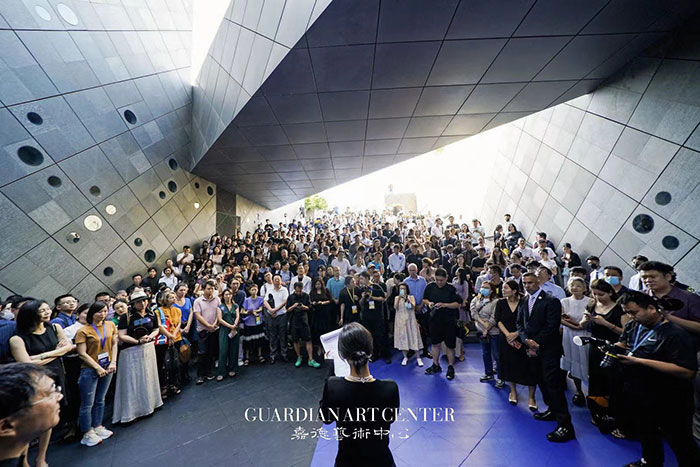 从“心”定义未来——嘉德展览伊夫·克莱因中国首展和扎哈·哈迪德建筑事务所设计展揭幕