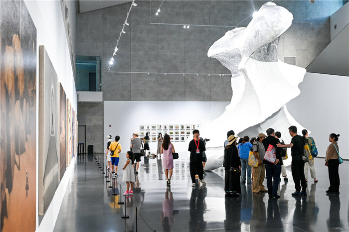 超大型双年展呈现世界级艺术盛宴 时间引力——2023成都双年展登场