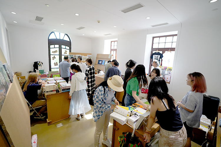 钻下去，长出来：“第八届abC艺术书展