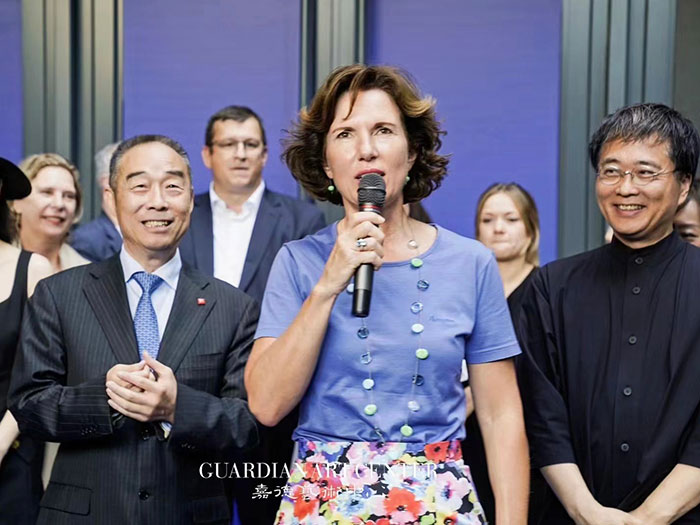 从“心”定义未来——嘉德展览伊夫·克莱因中国首展和扎哈·哈迪德建筑事务所设计展揭幕