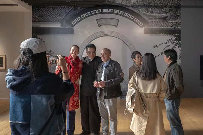 “不远万里”的老安,“平视”中国四十年