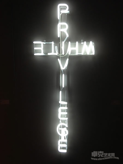 艺术家再现“迈克尔·布朗枪击案”惹争议