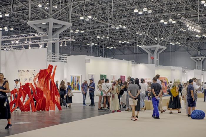 超过35 个国家,225 家画廊参展,是什么让今年的纽约军械库艺术展如此火热?