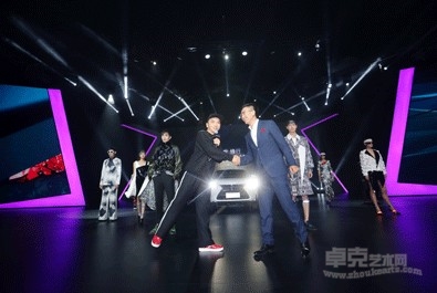 艺术跨界:左脚悬崖 右脚彼岸