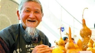 葫芦爷爷退休迷上葫芦彩绘雕刻 自设工坊创作