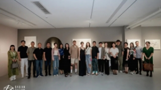 “她是谁——岳小飞个展”在大千画廊开幕
